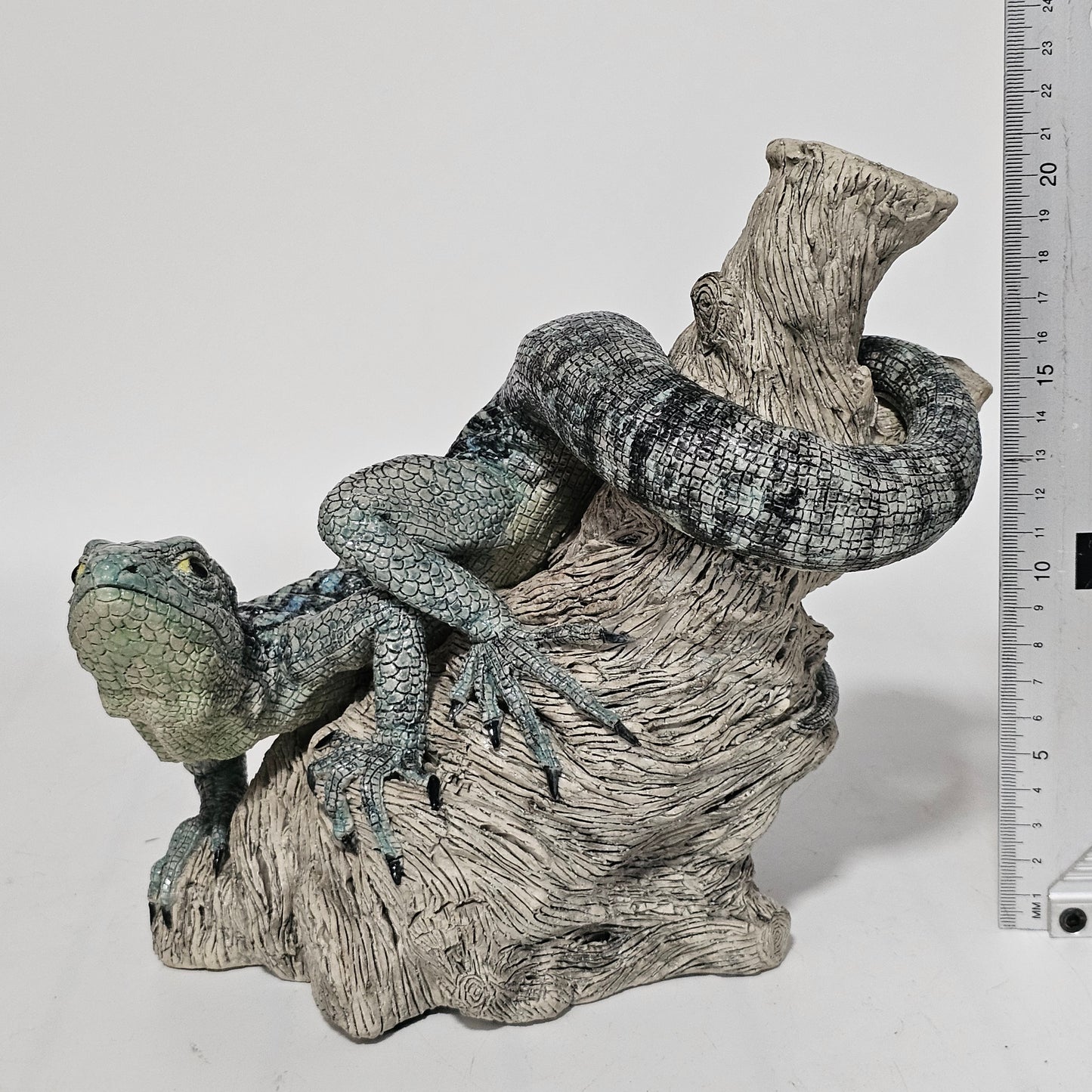 Superb Jill Moger Reptile Sculpture - Incredibly realistic