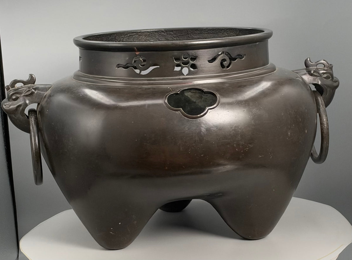 Large Antique Oriental Dark Bronze Tripod Vessel/Censer Or Traditional Tea Brazier (Furo) 41cm