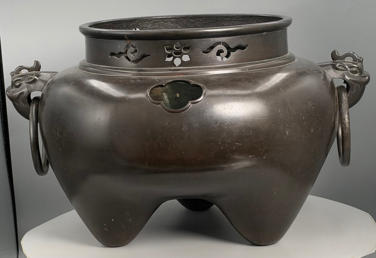 Large Antique Oriental Dark Bronze Tripod Vessel/Censer Or Traditional Tea Brazier (Furo) 41cm