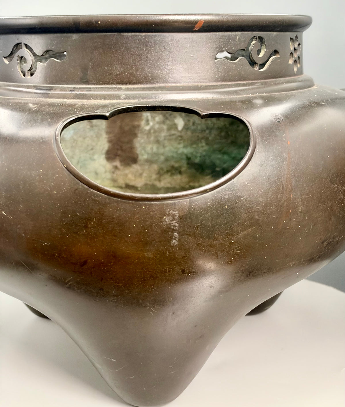 Large Antique Oriental Dark Bronze Tripod Vessel/Censer Or Traditional Tea Brazier (Furo) 41cm