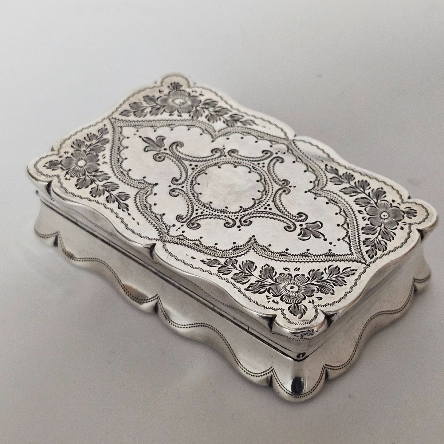 Exquisite Large Engraved Victorian Silver Table Snuffbox Robert Pringle & Son 1896